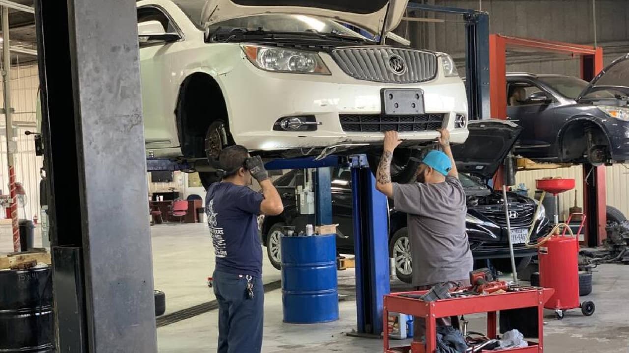 <b>Mantenimiento periódico</b>
<br>Lleva tu vehículo a mantenimiento periódico como indica el manual de propietario; reemplazar piezas desgastadas como bujías o el aceite mejoran el rendimiento del motor y disminuyen el consumo de gasolina.