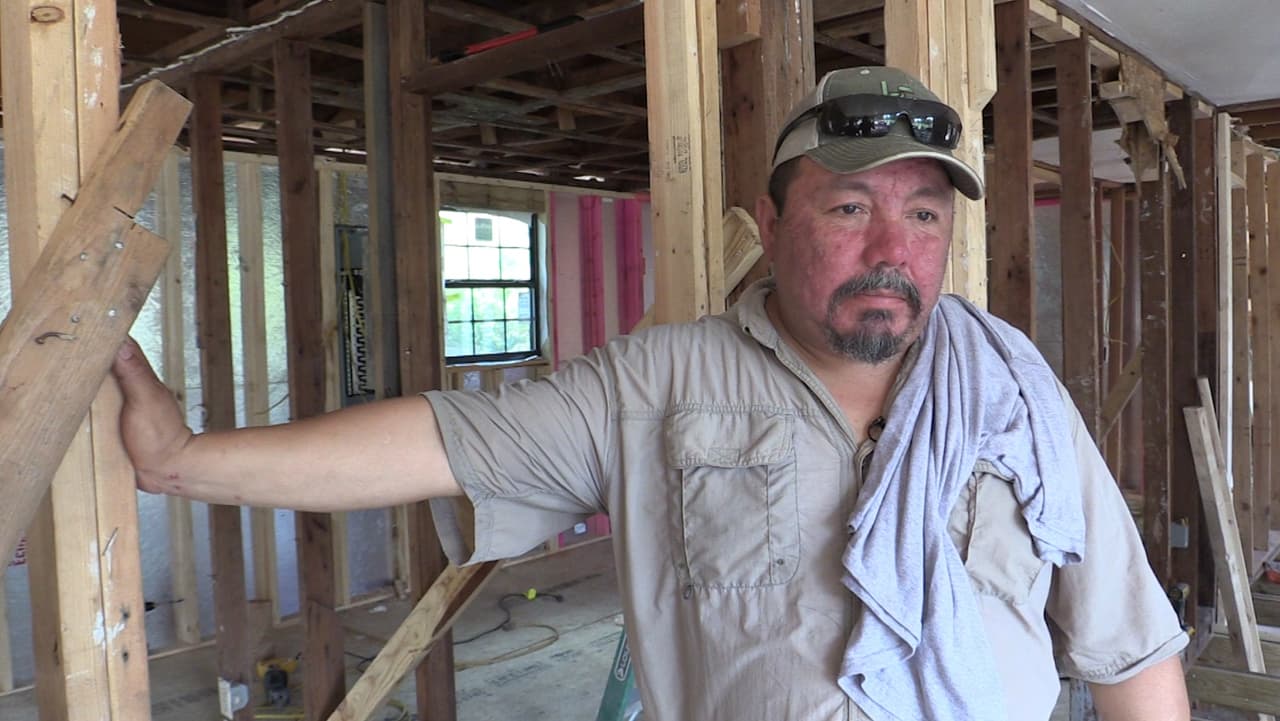 Ricky Villanueva, quien actualmente se encuentra reconstruyendo su vivienda con ayuda de su familia y amigos.