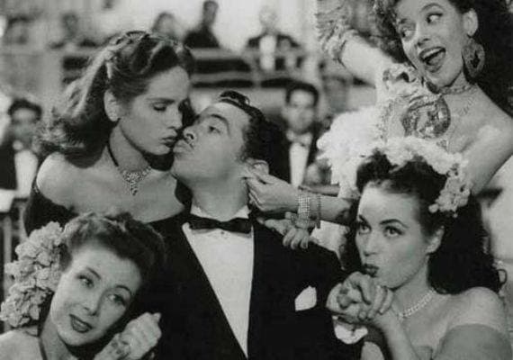 Mientras filmaba algunas de sus películas, le gustaba dar algún beso improvisado para que la reacción quedara grabada en la cinta. 
<br>