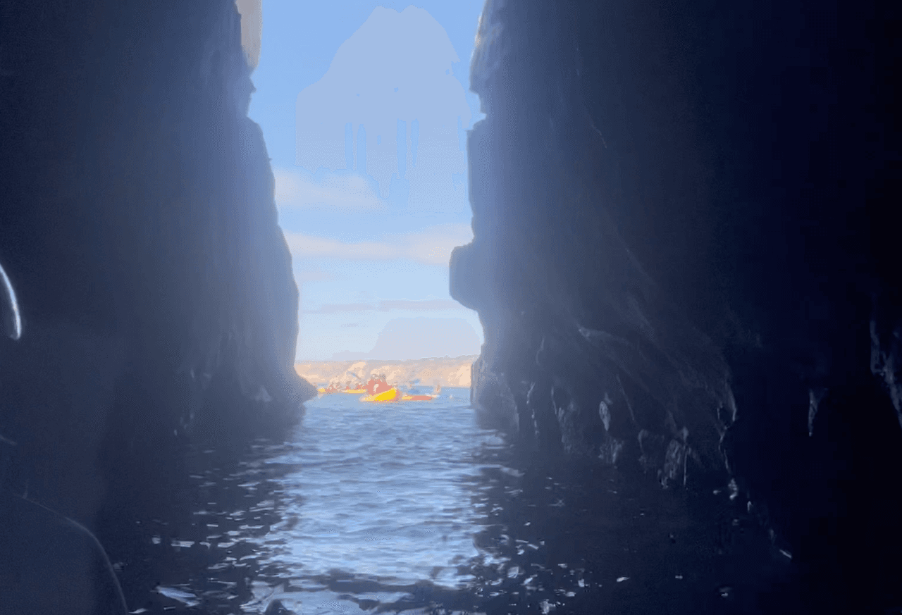 El paso entre el estrecho rocoso puede ser muy divertido al igual que riesgoso, si te sacude la fuerza de una poderosa ola dentro de la cueva marina.