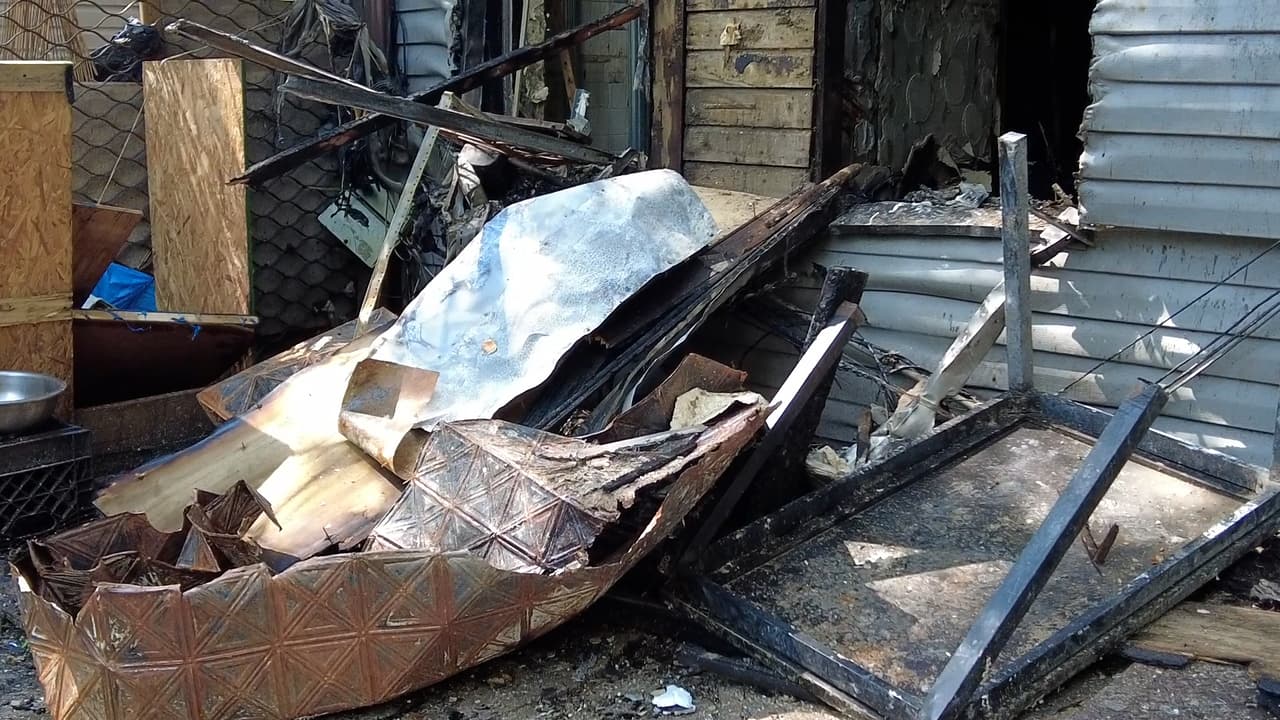 Otros vecinos señalaron que tuvieron que 
<b>empujar al presunto responsable</b> para poder salir.