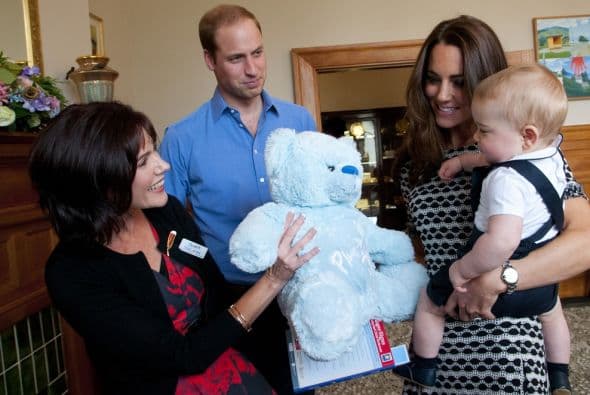 El pequeño George recibió regalos de los asistentes al evento.