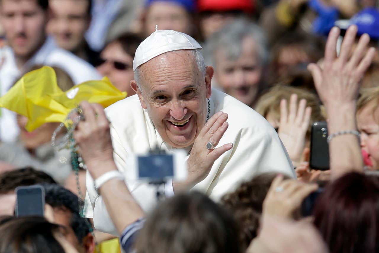 El papa Francisco sonríe ante la efusividad de los feligreses en la Plaa de San Pedro en el Vaticano el 9 de abril del 2016.