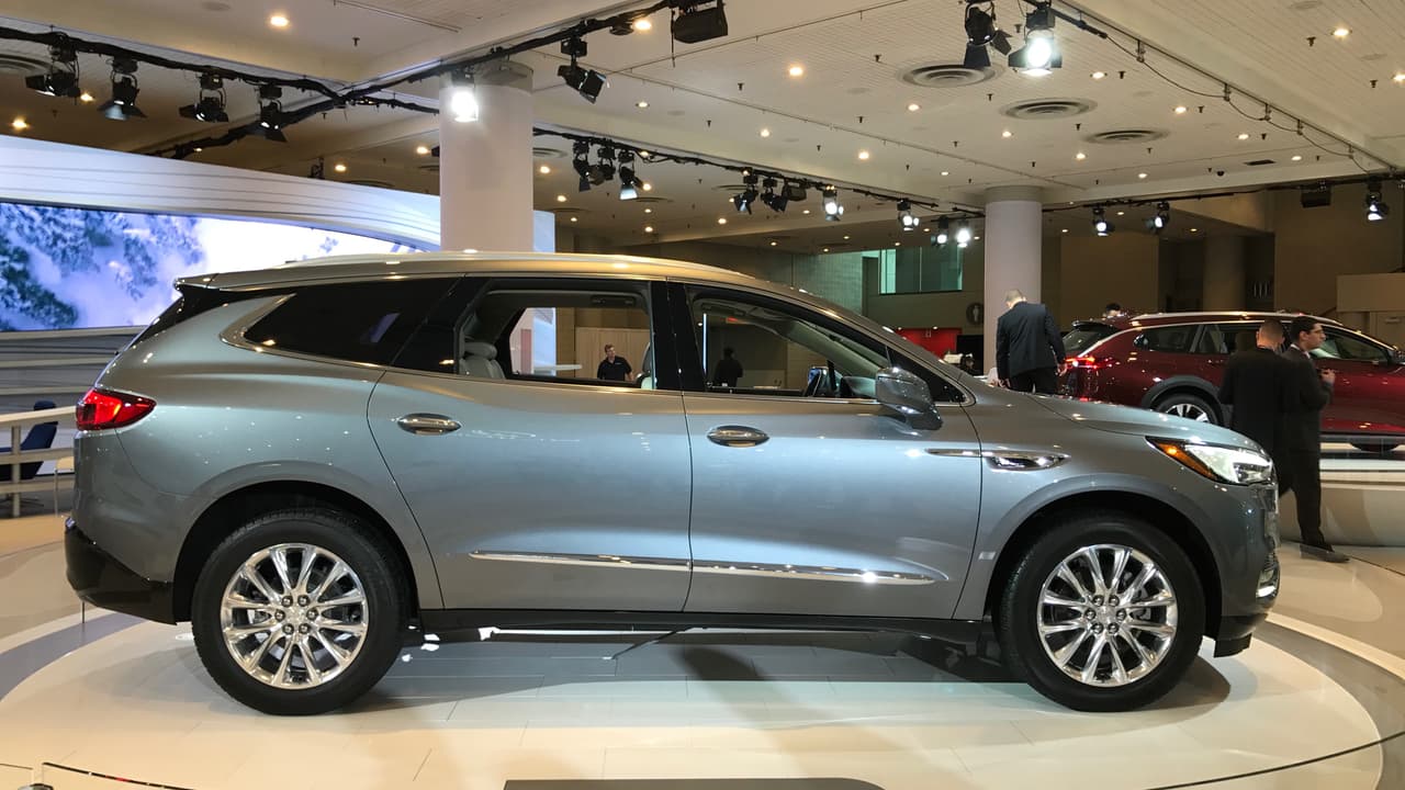 La segunda generación de la 
<b><a href="http://www.univision.com/noticias/auto-show-de-nueva-york/nueva-york-2017-con-la-nueva-enclave-2018-buick-espera-poder-subvertir-el-orden-en-el-mundo-de-las-crossovers-de-lujo" target="_blank">Buick Enclave</a></b> no sólo subsana las deficiencias de su anticuada predecesora sino que por si misma es una atractiva crossover familiar de calidad mundial. Su nuevo nivel de equipamiento 'Avenir', bautizado en honor del exitoso auto concepto de Buick de 2015, dotará a Buick de un nivel de lujo sin precedente para la marca.