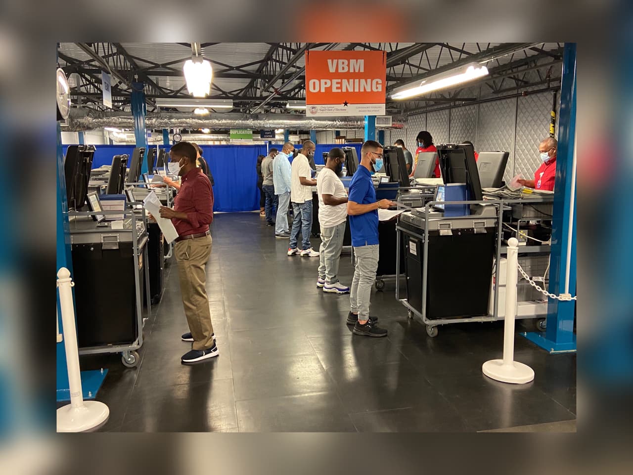 Supervisor de Elecciones en Hillsborough realiza prueba pública del equipo electoral