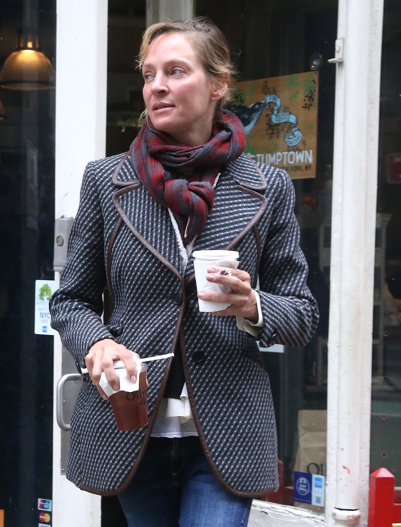 Con grecas, colores llamativos, texturas, líneas o cuadros, las bufandas serán siempre un artículo imprescindible para elevar la gracia y elegancia de cualquier mujer. ¡Úsalas!