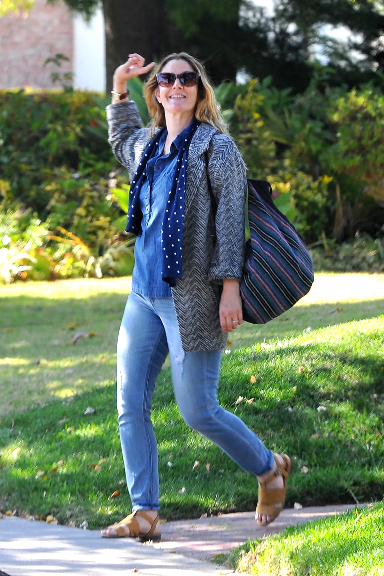 Drew Barrymore nos muestra cómo las bufandas punteadas son una excelente idea para salir. ¡Son divertidas, alegres y llamativas!