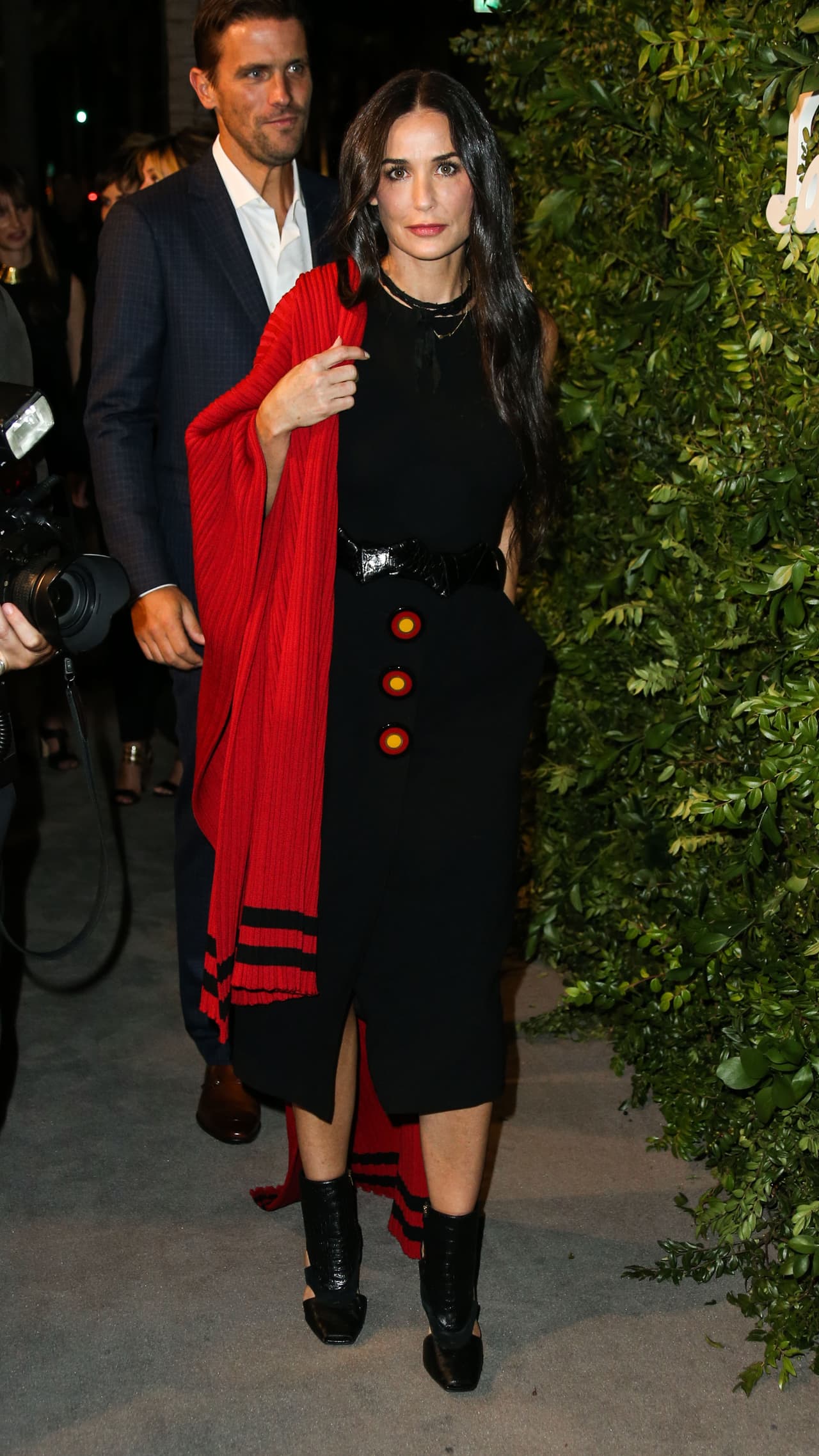 Demi Moore suele llevarlas como chalinas casuales, cuando hace frío pero no lo suficiente para usar un abrigo.