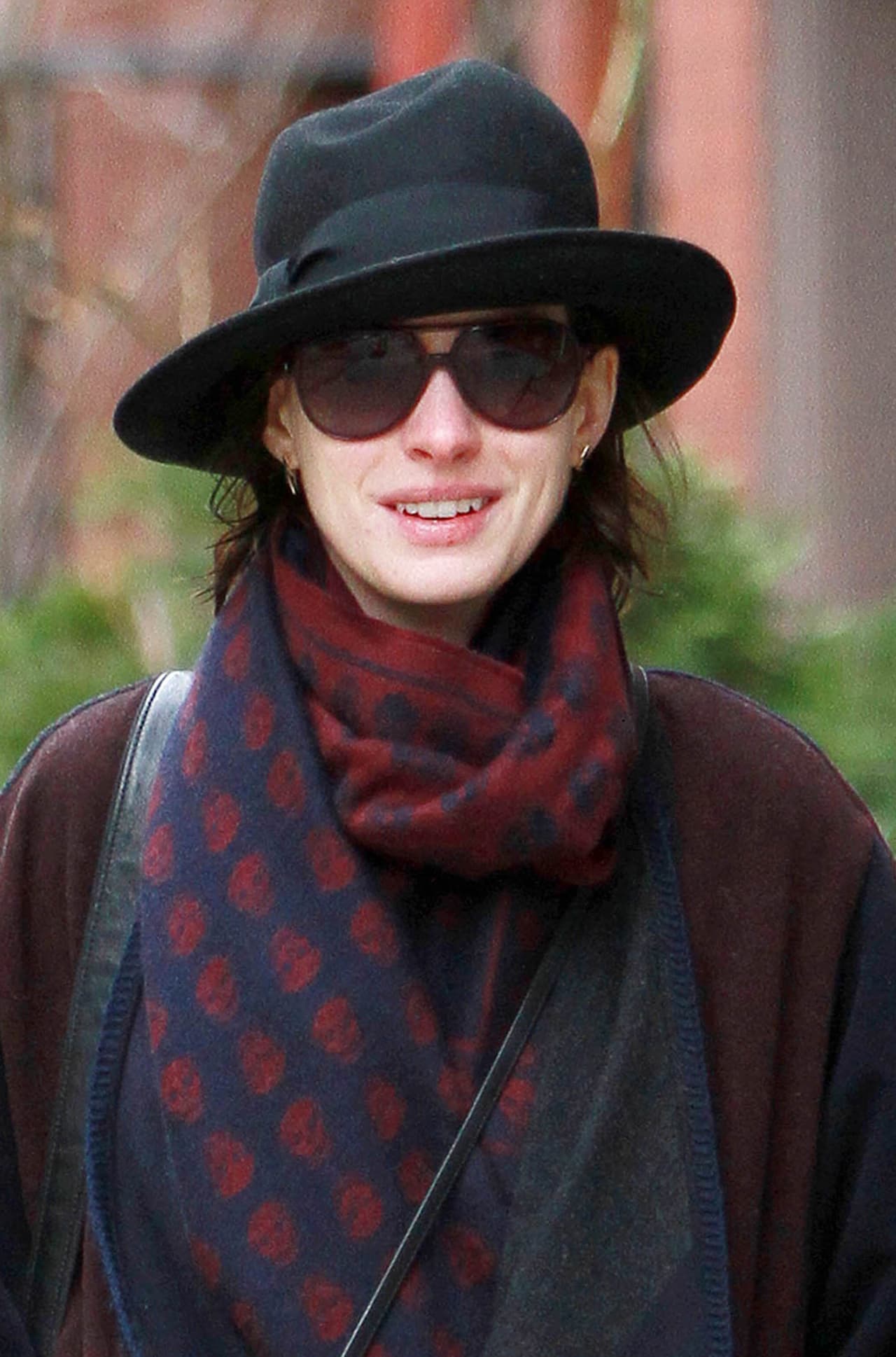 También las puedes usar con gafas y fedoras: combinados como lo hace Anne Hathaway aportan un aire bohemio encantador.