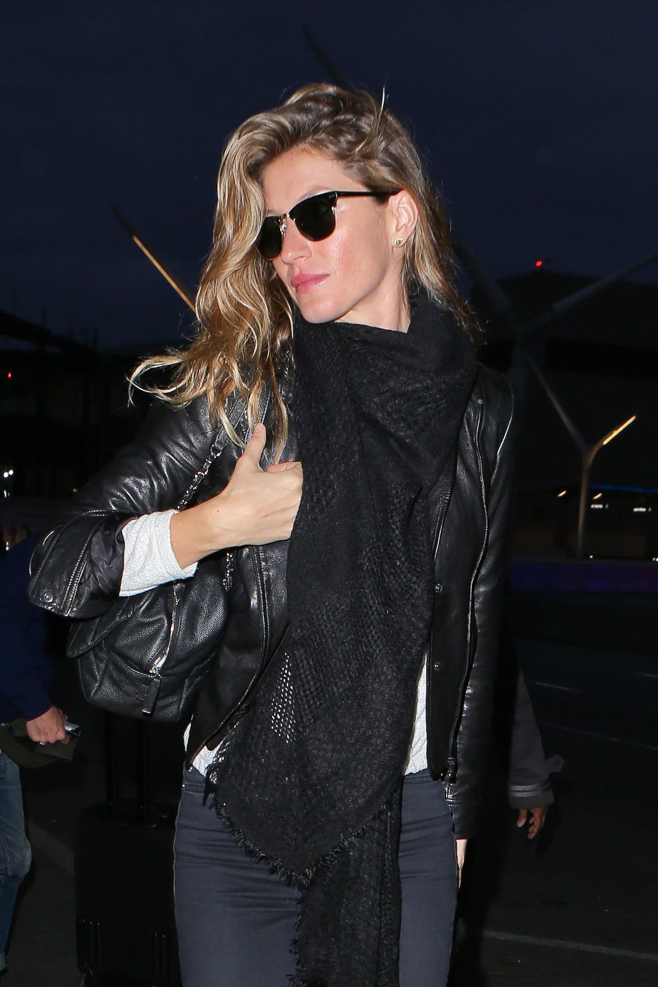 En el clóset de toda mujer debe haber al menos una 'scarf' oscura. ¡Es básica para lucir fenomenal ante cualquier evento!