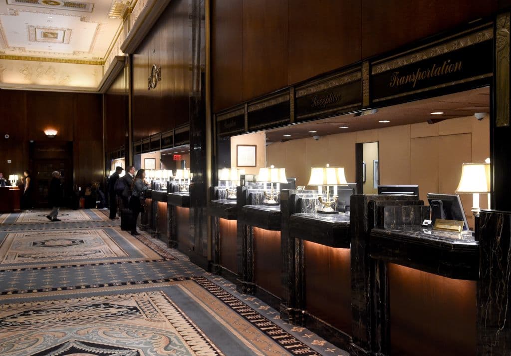 El histórico salón y bar Peacock Alley, parte fundamental de la historia social de Nueva York, volverá a operar después de una minuciosa remodelación que respeta su diseño original.