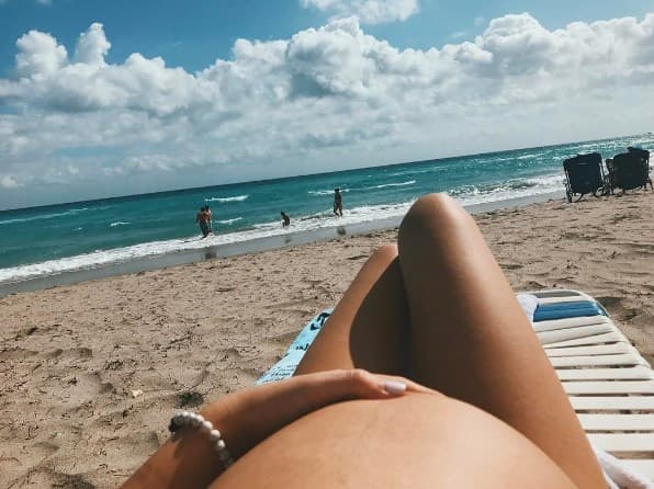 Disfrutando del sol y presumiendo su hermosa barriguita.