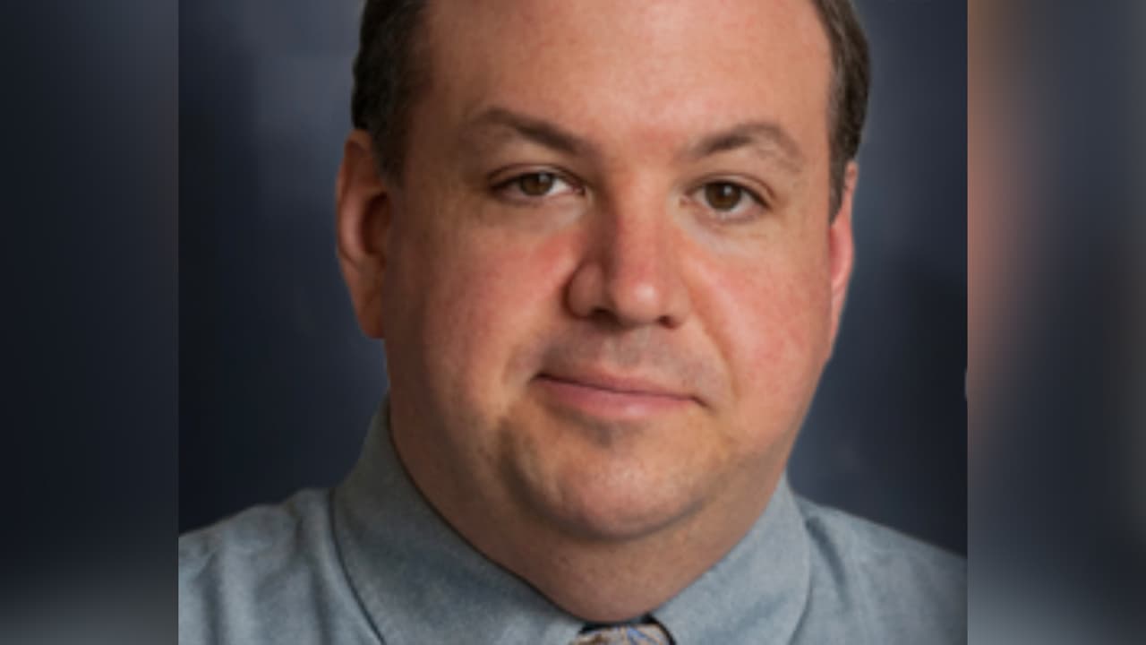 Muere maestro que fue hallado inconsciente en una escuela de Klein ISD