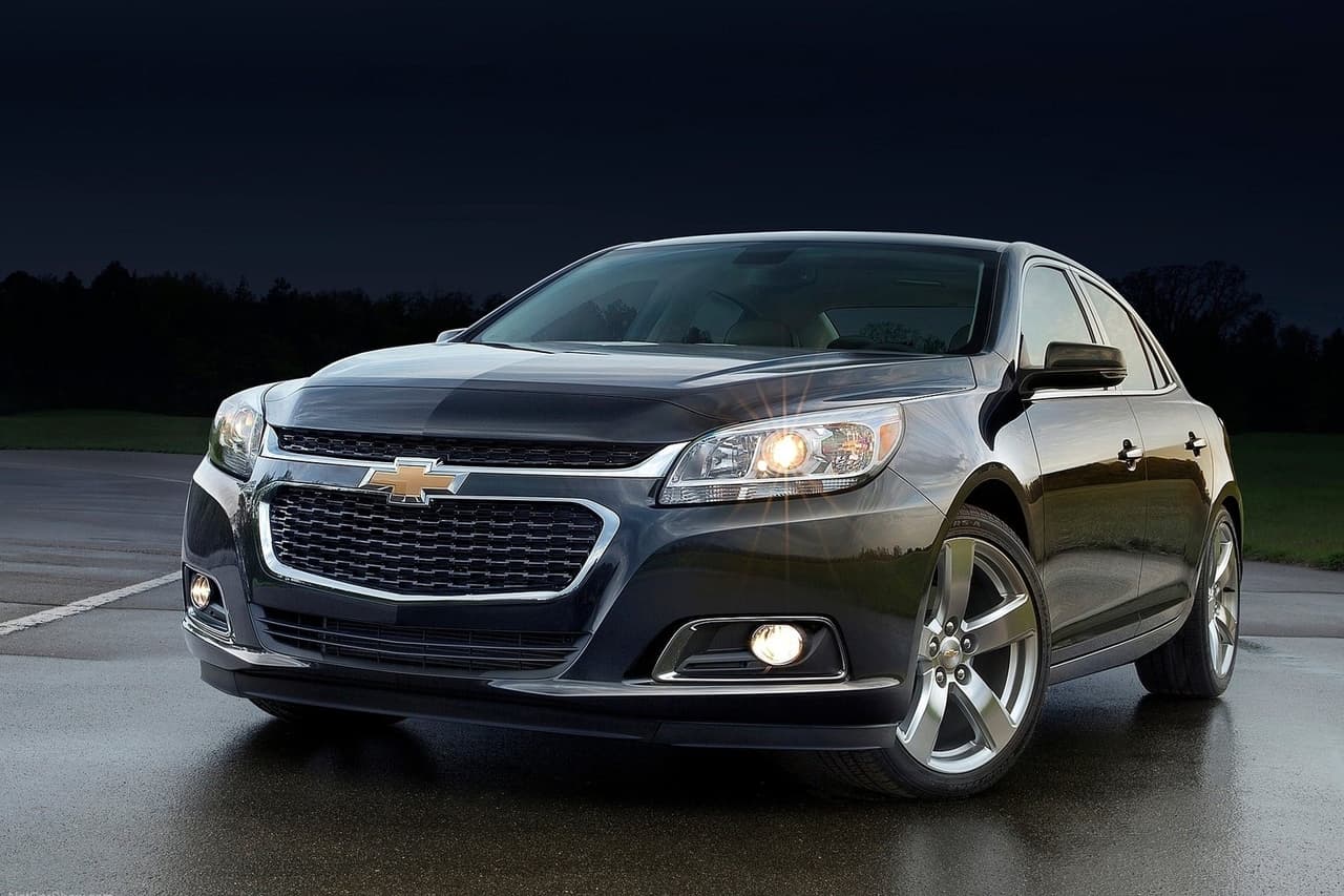 <h3 class="cms-H3-H3"><b>Chevrolet Malibu</b></h3>
<br>
<br>Bajo el capó de esta berlina, se encuentra un motor cuatro cilindros de 2.4 litros que eroga 167 caballos de fuerza y 165 libras-pie de torque que se asocia a una transmisión automática de seis velocidades.
<br>
<br>
<b>Precio aproximado:</b> 18,000 dólares.