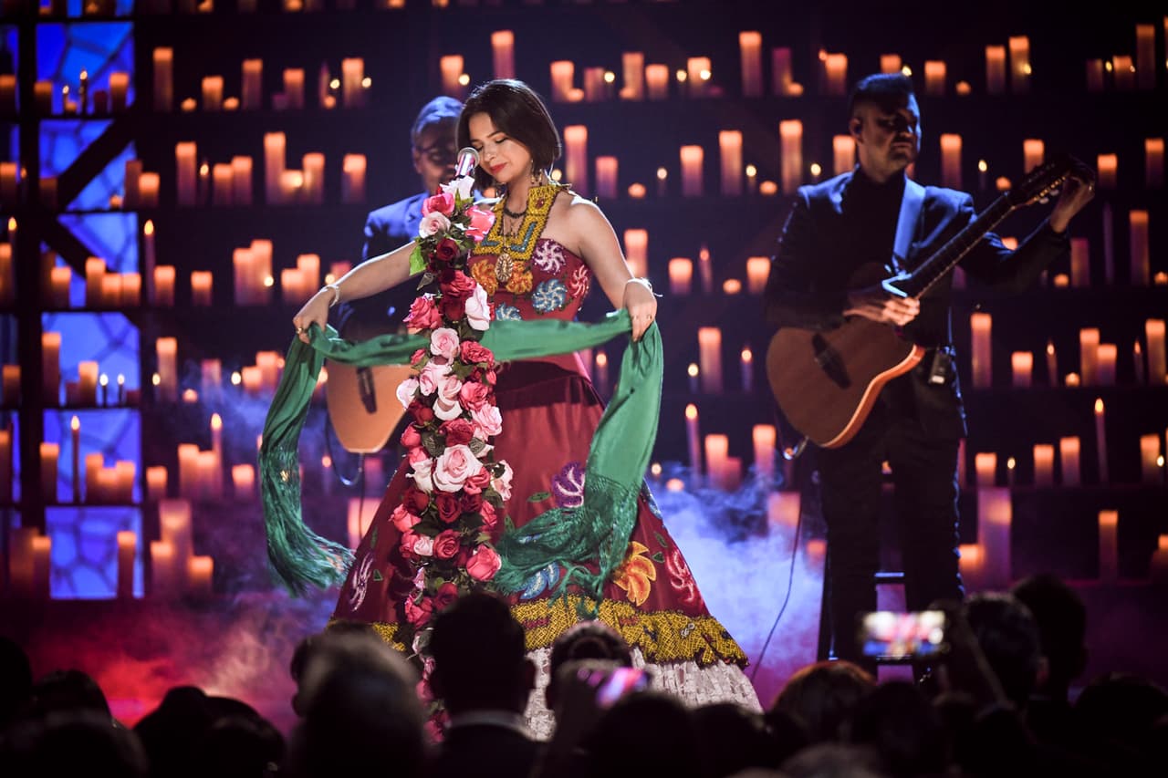 Ante el público,
<b><a href="https://www.univision.com/especiales/latin-grammy/lo-mejor-de-la-noche-angela-aguilar-no-se-llevo-el-latin-grammy-pero-si-se-gano-al-publico-con-su-voz-video"> Ángela interpretó</a></b> una de las canciones más típicas del folclor mexicano, manejando con maestría un hermoso rebozo verde 'de bolita' y el micrófono sobre un tripié cubierto de flores.