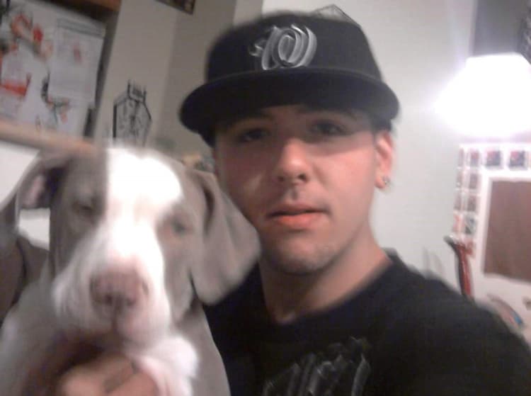 El domingo por la tarde oficiales recibieron una llamada de emergencia por un tiroteo, y al llegar al sitio localizaron a un hombre herido en su auto.