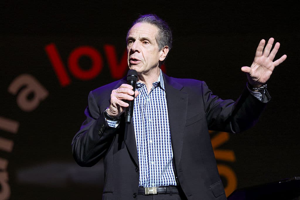 Cuomo recordó que conoce al 
<b>neoyorquino Donald Trump</b>, de quien aprendió que 
<b><a href="https://www.univision.com/local/los-angeles-kmex/parasito-es-lo-menos-que-le-dicen-a-donald-trump-durante-protesta-en-los-angeles-fotos" target="_blank">"es un abusador.</a> ¿Y saben qué hacer con un abusador? </b>Hay que plantarle cara. Cuando te pongan el dedo en el pecho, 
<b>das un paso al frente</b>. No das un paso atrás...".