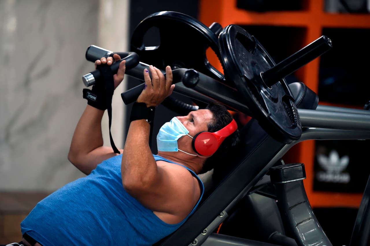 De acuerdo con los nuevos lineamientos, actividades sociales como visitar un 
<a href="https://www.univision.com/local/san-francisco-kdtv/reapertura-negocios-coronavirus-area-de-la-bahia">gimnasio o comer dentro de un restaurante</a> tienen menor riesgo de contagio para las personas completamente inmunizadas, sin embargo, se deberían de tomar las precauciones pertinentes si se está en presencia de individuos no vacunados de distintos núcleos familiares.