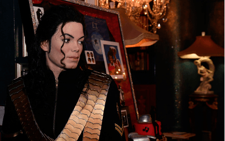Tras la creación del movimiento #MuteMichaelJackson y la creciente indignación por los supuestos casos de pederastia del 'Rey del pop', el museo tomó la decisión de mantener las figuras del artista.