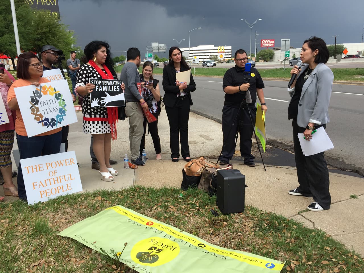 Voceros de RAICES señalaron que la detención de Amaya es consecuencia de las políticas del gobierno actual que buscan una mayor cooperación entre las cárceles locales y los agentes de inmigración.