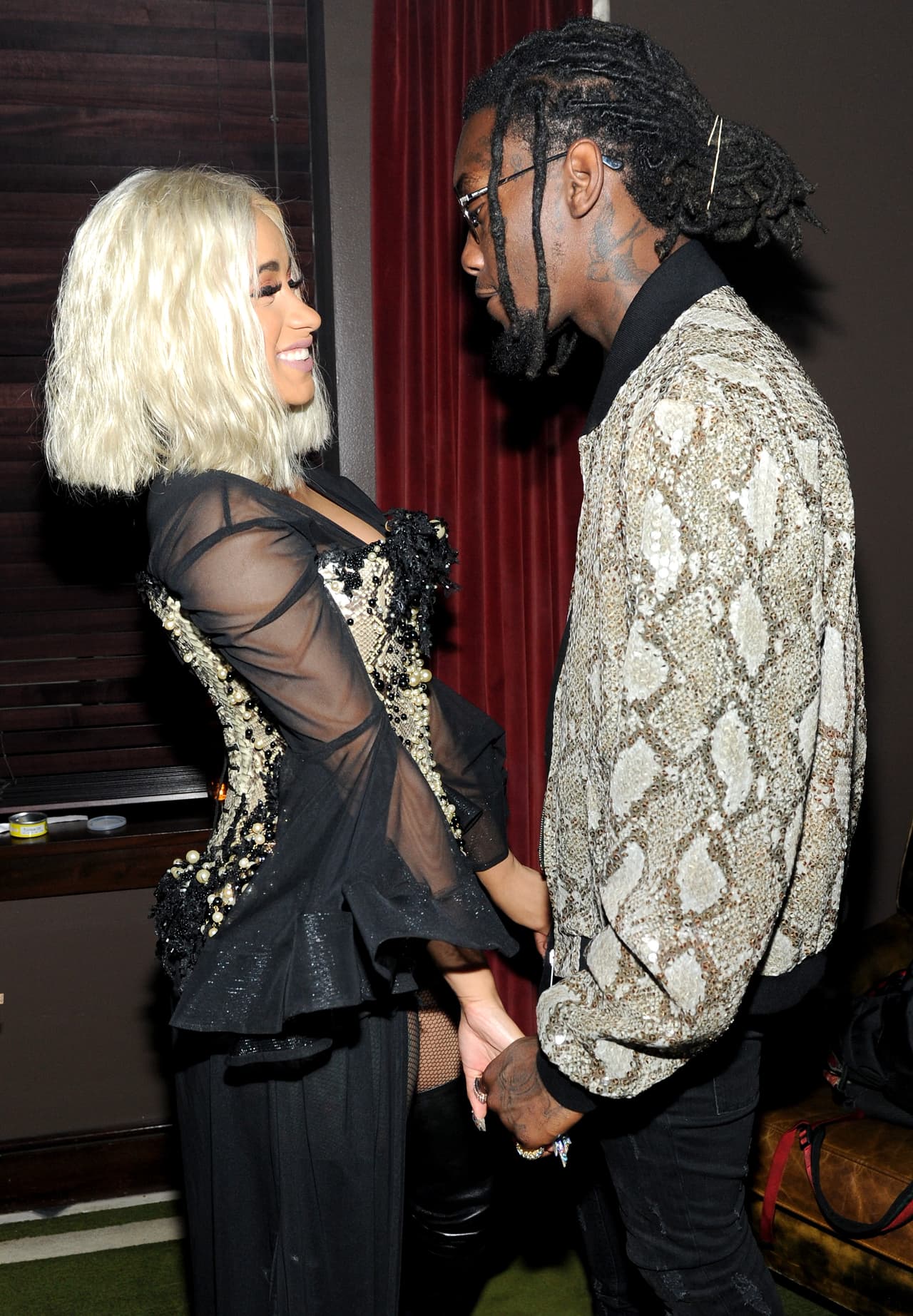 “Despertamos y decidimos que queríamos casarnos. Conseguimos a alguien que nos casara y ella lo hizo. Solo estábamos nosotros dos y mi primo. Dije ‘acepto’
<b>sin vestido de novia</b>,
<b>sin maquillaje</b> y
<b>sin anillo</b>”,
<b><a href="https://www.univision.com/shows/despierta-america/sin-vestido-maquillaje-ni-anillo-cardi-b-revela-que-asi-fue-su-boda-secreta-hace-9-meses-video">narró</a> </b>en su cuenta de Twitter.