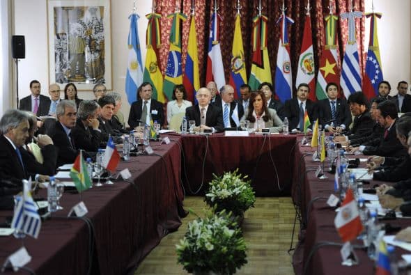 Correa también recibió apoyo de los países que integran la Unión de Naciones Sudamericanas, que se reunieron de forma extraordinaria en Buenos Aires para discutir la crisis en el país.