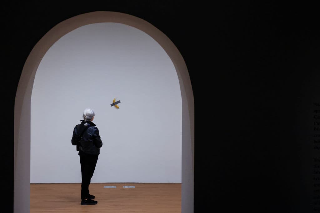 Sotheby's describe a Cattelan como un provocador del arte contemporáneo. Sus obras frecuentemente generan debate sobre el valor monetario del arte conceptual y los límites entre objeto cotidiano y pieza artística.