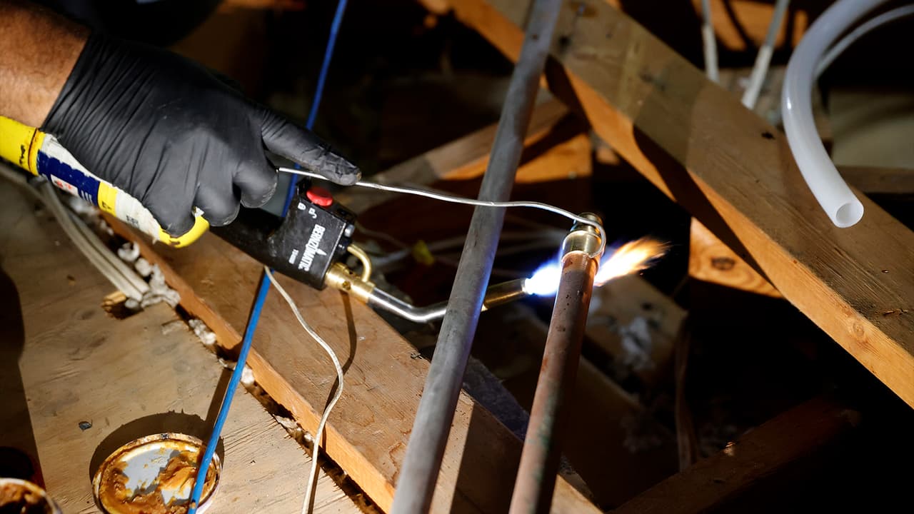 El pasado 10 de noviembre, el plomero realizaba reparaciones en la iglesia, considerada una de las más grandes de EEUU, cuando al quitar un inodoro,
<b> <a href="https://www.univision.com/local/houston-kxln/lakewood-church-houston-dinero-reparaciones-fotos">encontró unos 500 sobres</a></b> que tenían dinero en efectivo y cheques.