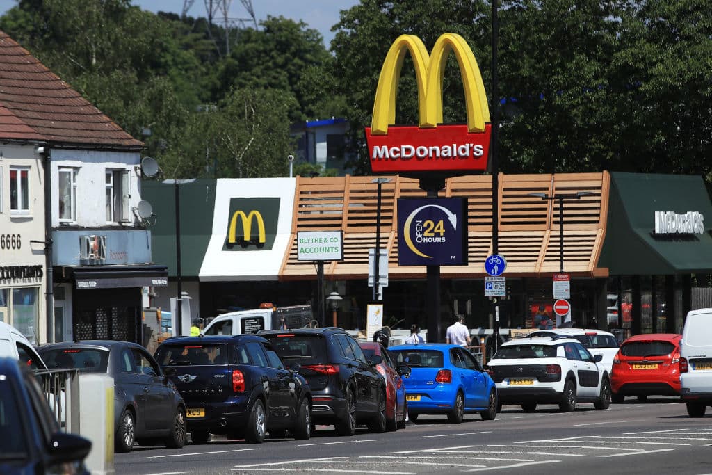 McDonald's, por su parte, espera agregar 10,000 nuevos empleos en los próximos tres meses, para lo cual anunció que aumentaría los salarios por hora de sus trabajadores en un promedio de un 10% y que el salario inicial de sus nuevos empleados aumentaria a entre 11 y 17 dólares la hora, según la ubicación del restaurante.