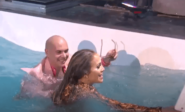 Como ese año la temática de la fiesta del verano fue la playa, en el escenario se colocó una piscina. JLo y Pitbull dejaron sus mejores y más sensuales pasos de baile en la pista... antes de terminar hasta el cuello de agua.