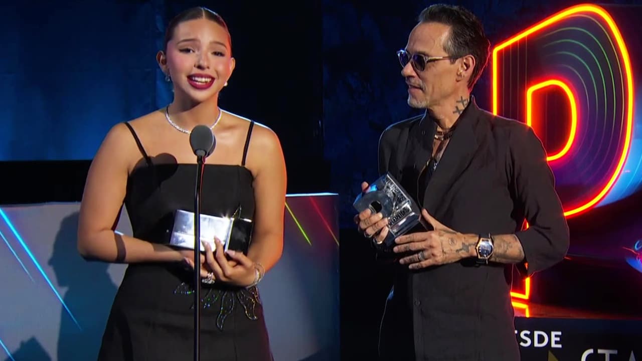 Marc Anthony feliz por triunfar con su "comadre" Ángela Aguilar en Premios Juventud: "estoy en las nubes"