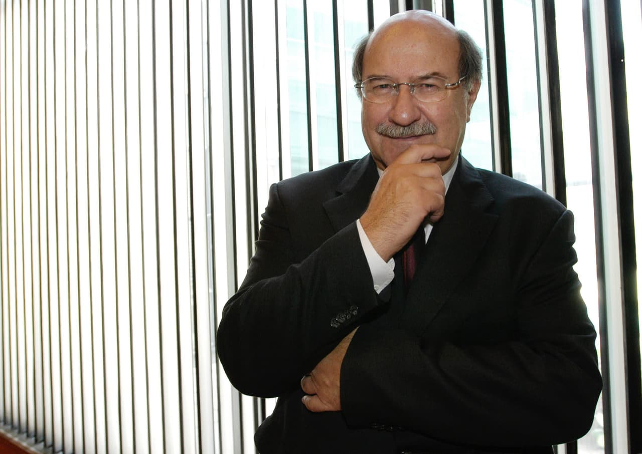 "El español se presenta siempre casi con un traje de gala”: Antonio Skármeta