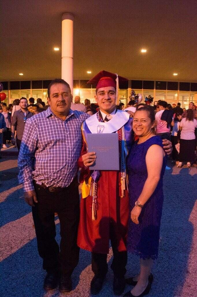 "Hoy marca la celebración de nuestros logros académicos y el comienzo de nuestra nueva vida como adultos", dijo Rogelio Mendoza durante su discurso de graduación.