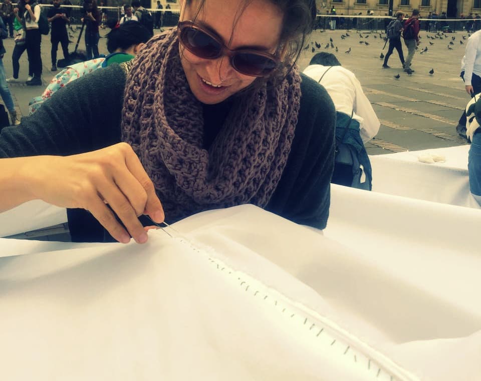 Más de 1,500 jóvenes atendieron el llamado de Doris Salcedo para cubrir la Plaza de Bolívar con sábanas blancas.