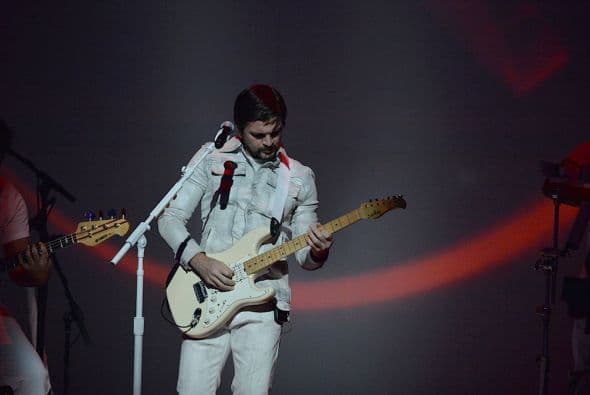 Ahora con un fondo rojo, comenzó a sonar "Me enamora".