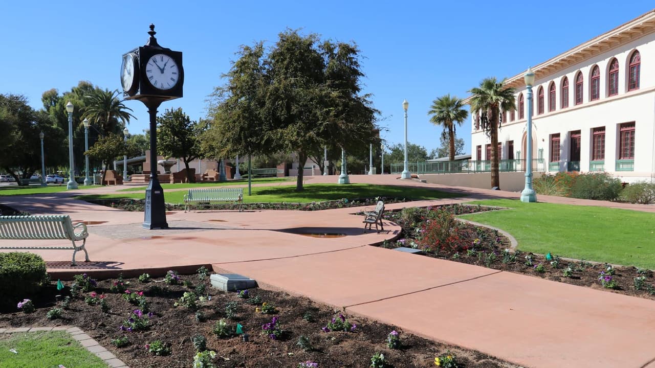 <b>2. Casa Grande</b>
<br>Ubicada al sur de Phoenix cuenta con una población de alrededor de 53,600 habitantes y puedes encontrar una vivienda en aproximadamente $335,000, mientras que el alquiler promedio de un apartamento de 1 dormitorio es de $2,525.