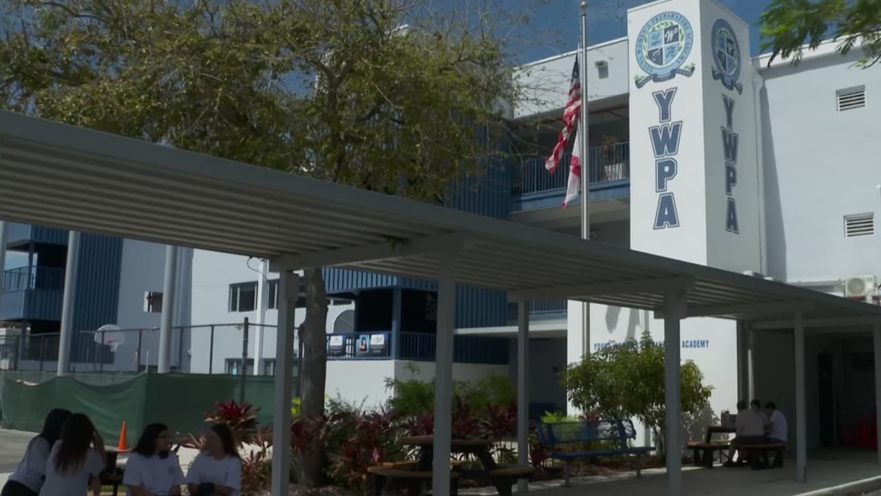 Estudiantes de YWPA en Pequeña Habana siembran maíz, calabaza y frijoles