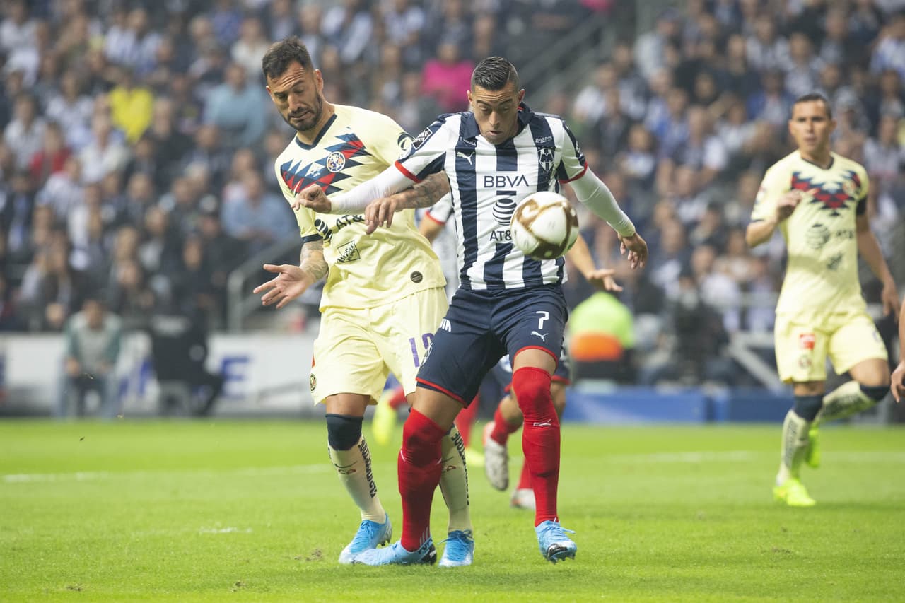 El dorsal '7' de Rayados buscó generarse espacios ante la férrea marcación.