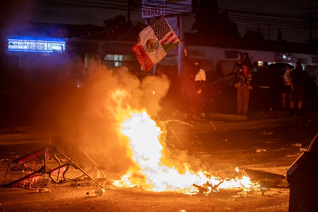 Desde la zona de los manifestantes en Compton, las autoridades alegaron que recibieron pedradas.