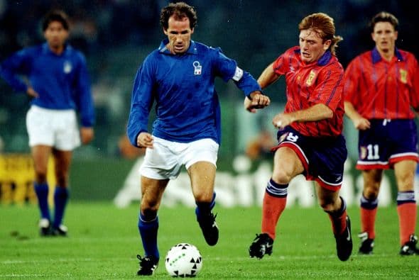 Franco Baresi es un exfutbolista italiano que conquistó junto con su selección la Copa Mundial de fútbol de 1982. Fue ubicado en el 19º puesto como uno de los 100 mejores jugadores del Siglo XX por la revista World soccer.