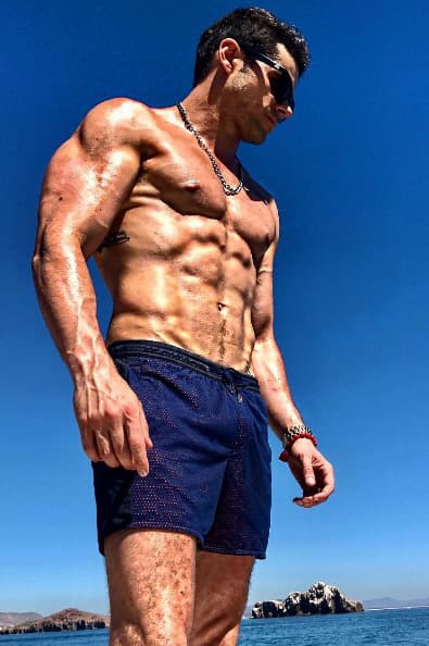 Antes lo veíamos delgado y con menos músculos.