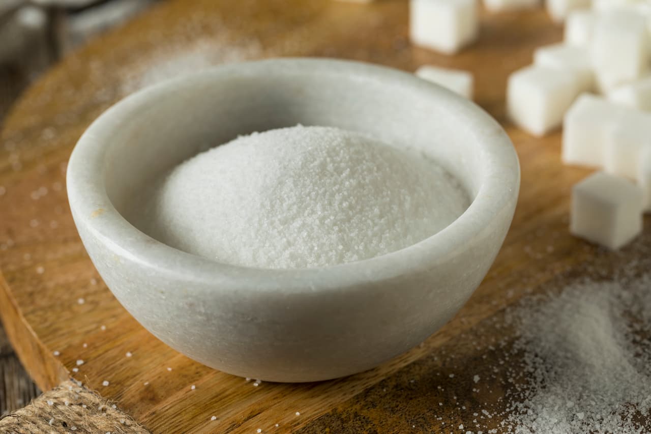 <b>Azúcar.</b> Aunque el consumo de azúcar es malo para nuestra salud, para nuestra piel es totalmente distinto. Se recomienda exfoliar el rostro con un poco de azúcar para eliminar las células muertas y así hacer más suave la piel.