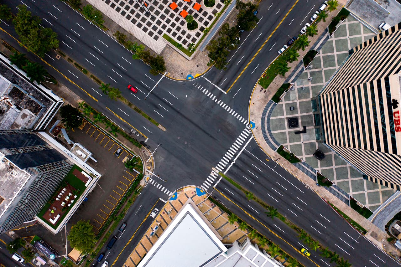 Una intersección en la zona financiera de San Juan, Puerto Rico. 25 de marzo. 
<a href="https://www.univision.com/noticias/salud/desde-un-mercado-de-china-hasta-nuestras-calles-las-crudas-fotografias-que-muestran-la-cronologia-de-la-pandemia-fotos">Vea aquí la cronología en fotos de la pandemia </a>