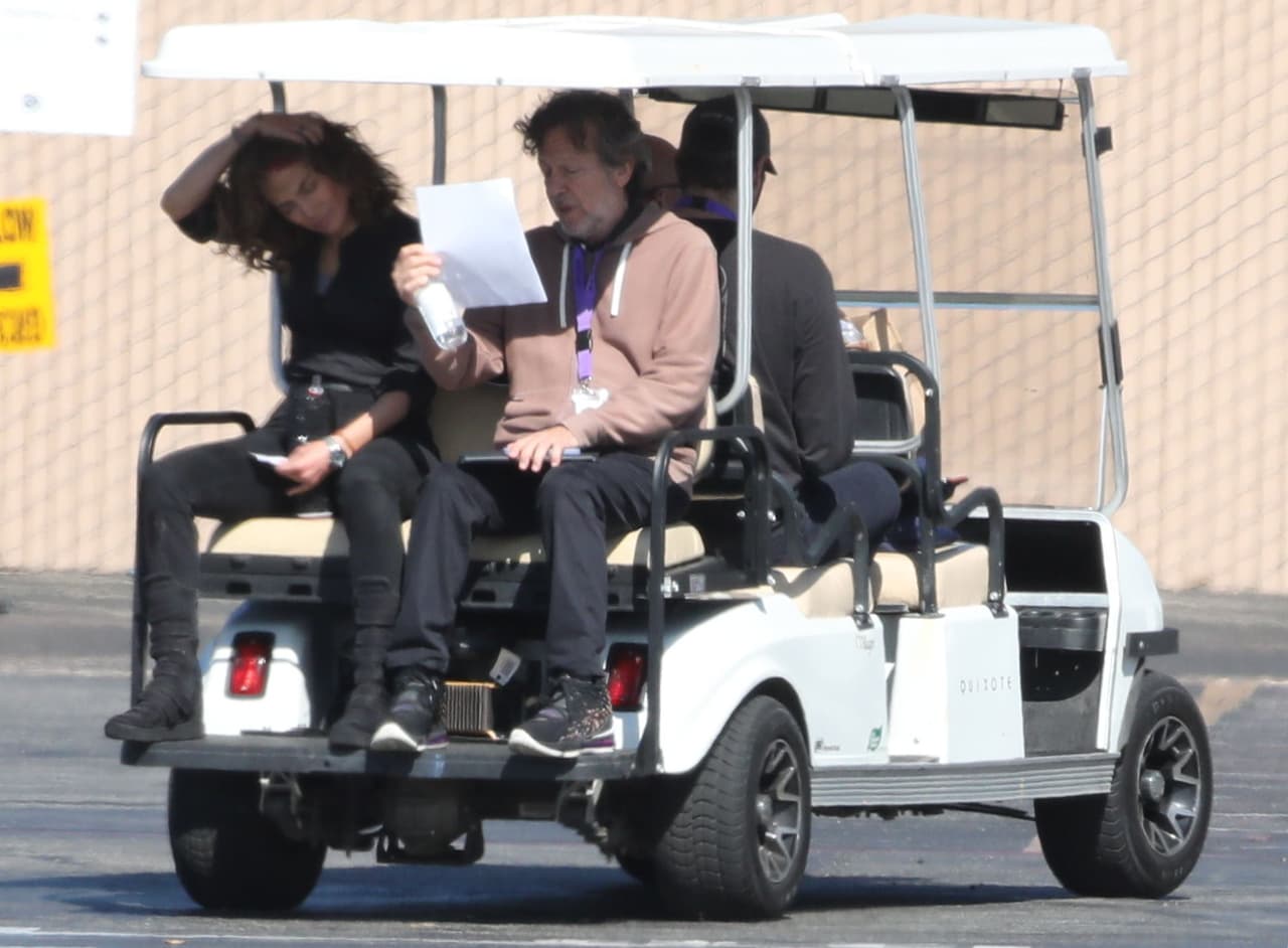 En un momento durante su viaje en el carrito de golf, López incluso llevó su mano a la cabeza y cerró los ojos. 
<br>