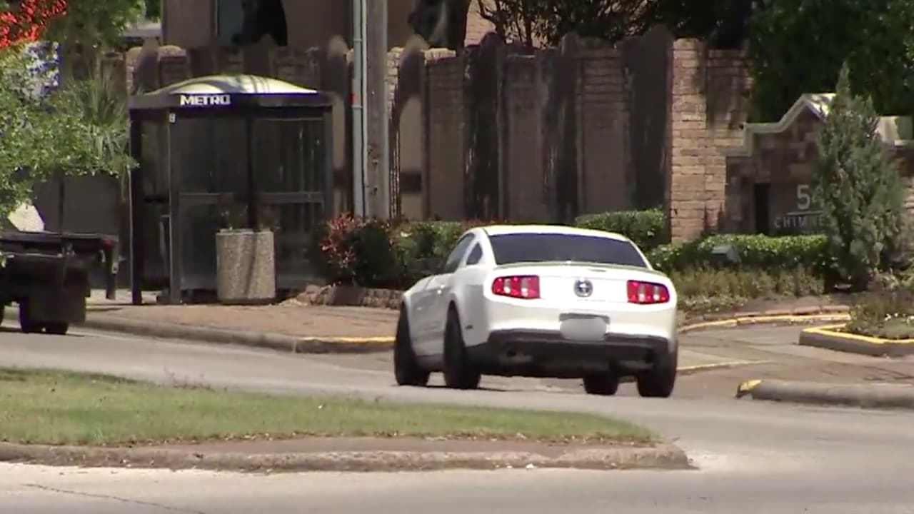 <b>¿Qué debo hacer si tengo que aislarme en mi apartamento?</b>
<br>Para evitar contacto innecesario o que el personal de mantenimiento entre en su unidad, notifique a la administración que usted se va a aislar o poner en cuarentena voluntaria. Evite contacto estrecho con otras personas y mascotas. Use medidas de higiene de las vías respiratorias Mantenga su apartamento limpio y organizado para tener un entorno sanitario. Limpie regularmente y desinfecte con frecuencia.No salga de su unidad a menos que sea una emergencia. No use áreas comunes.