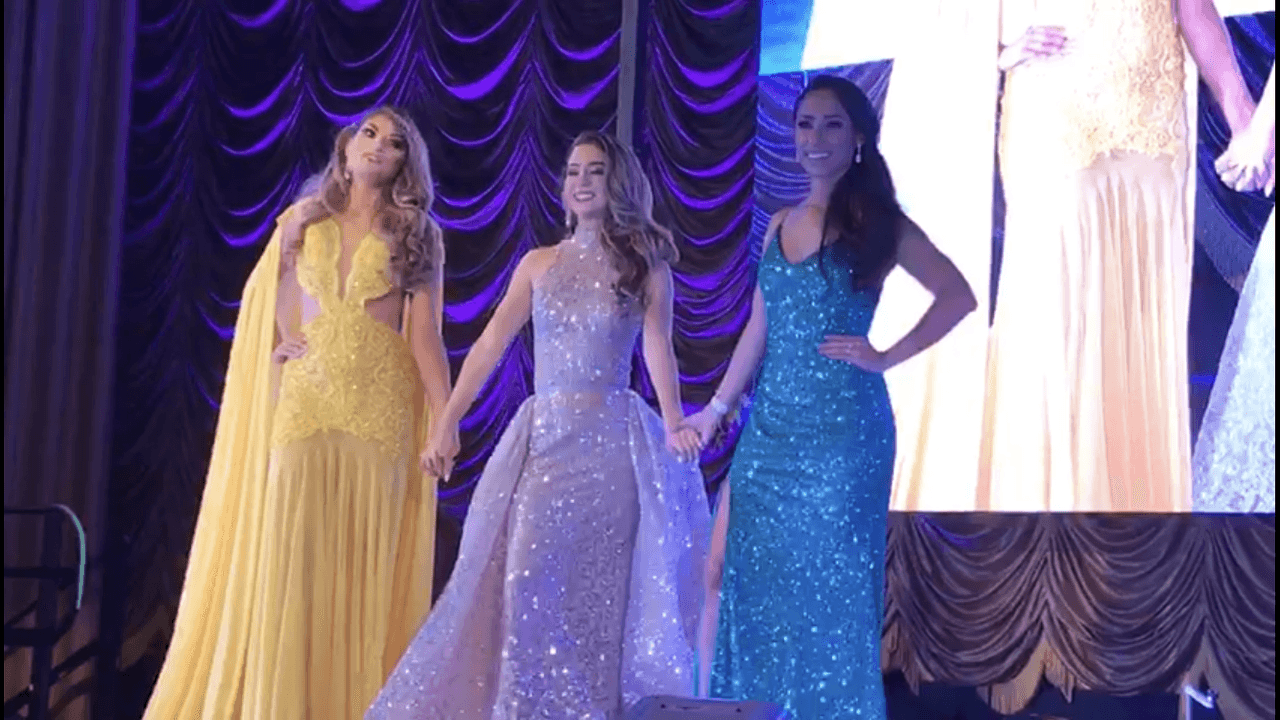 Hacia el final del concurso, quedaron las tres finalistas para '
<a href="https://www.facebook.com/pg/SacramentoLatina/photos/?tab=album&album_id=2698341900187273&__tn__=-UC-R" target="_blank">Miss Sacramento Latina 2019</a>' escogidas por los jueces (izquierda a derecha) Mariel Salgado, Anna Lewis y Anahí Núñez.