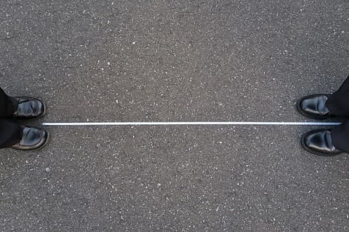 Los empleados o voluntarios deben mantener al menos 6 pies de separación de otras personas. Si tal distanciamiento no es posible, entonces se deben aplicar rigurosamente otras medidas como cubrirse la cara y mantener buena higiene.