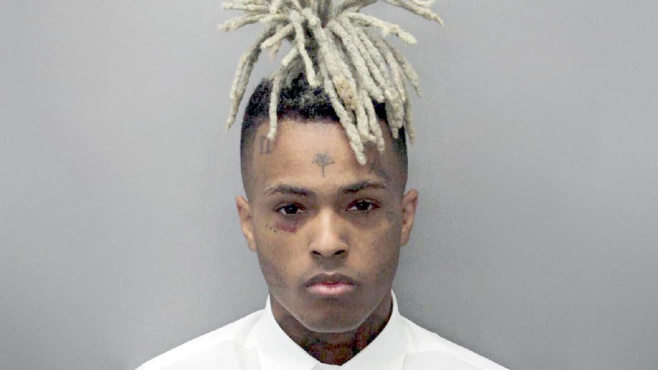 En Los Ángeles, cientos de fans se congregaron en Melrose Avenue para celebrar y llorar a XXXTentacion el martes por la noche. En un monumento improvisado afuera de una tienda de motocicletas en Hollywood, sus admiradores se agruparon en las calles y corearon a gritos sus canciones. XXXTentación estaba bajo arresto domiciliario, pero el juez recientemente lo dejó salir para hacer una gira.