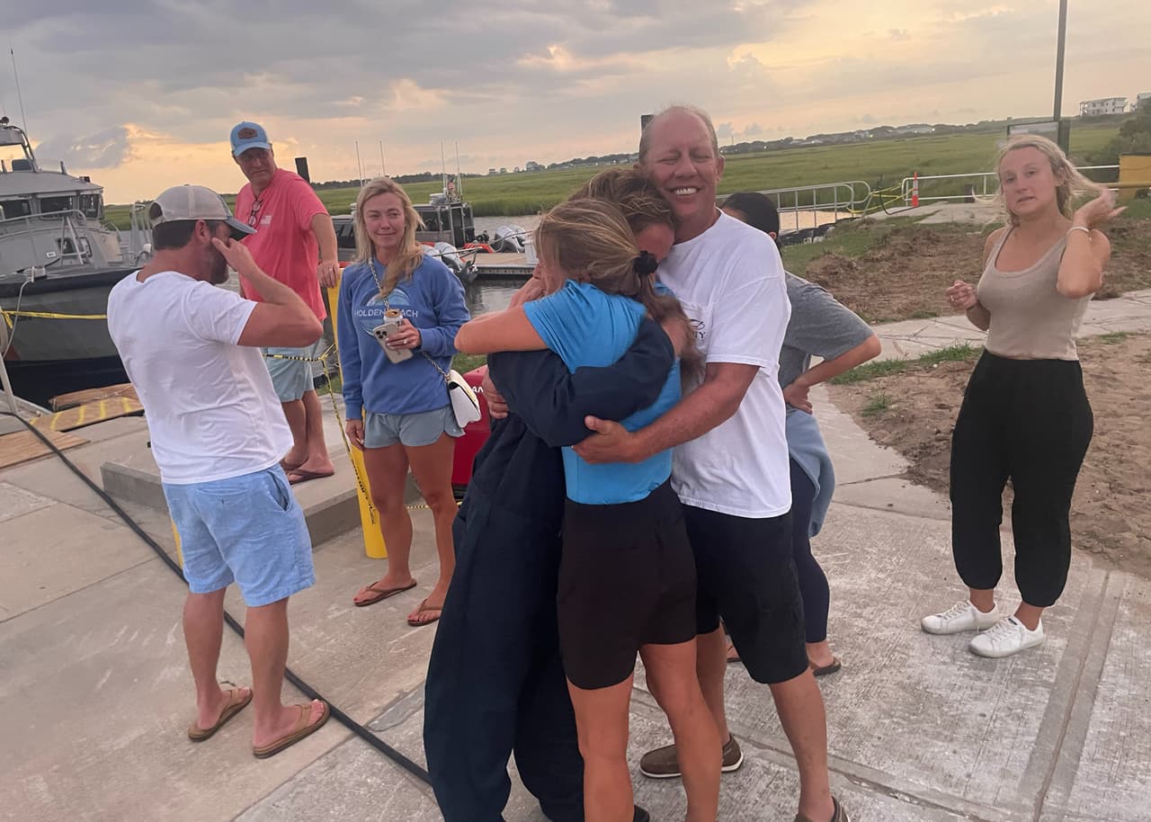 Rescatan con vida a cuatro buzos desaparecidos en Carolina del Norte