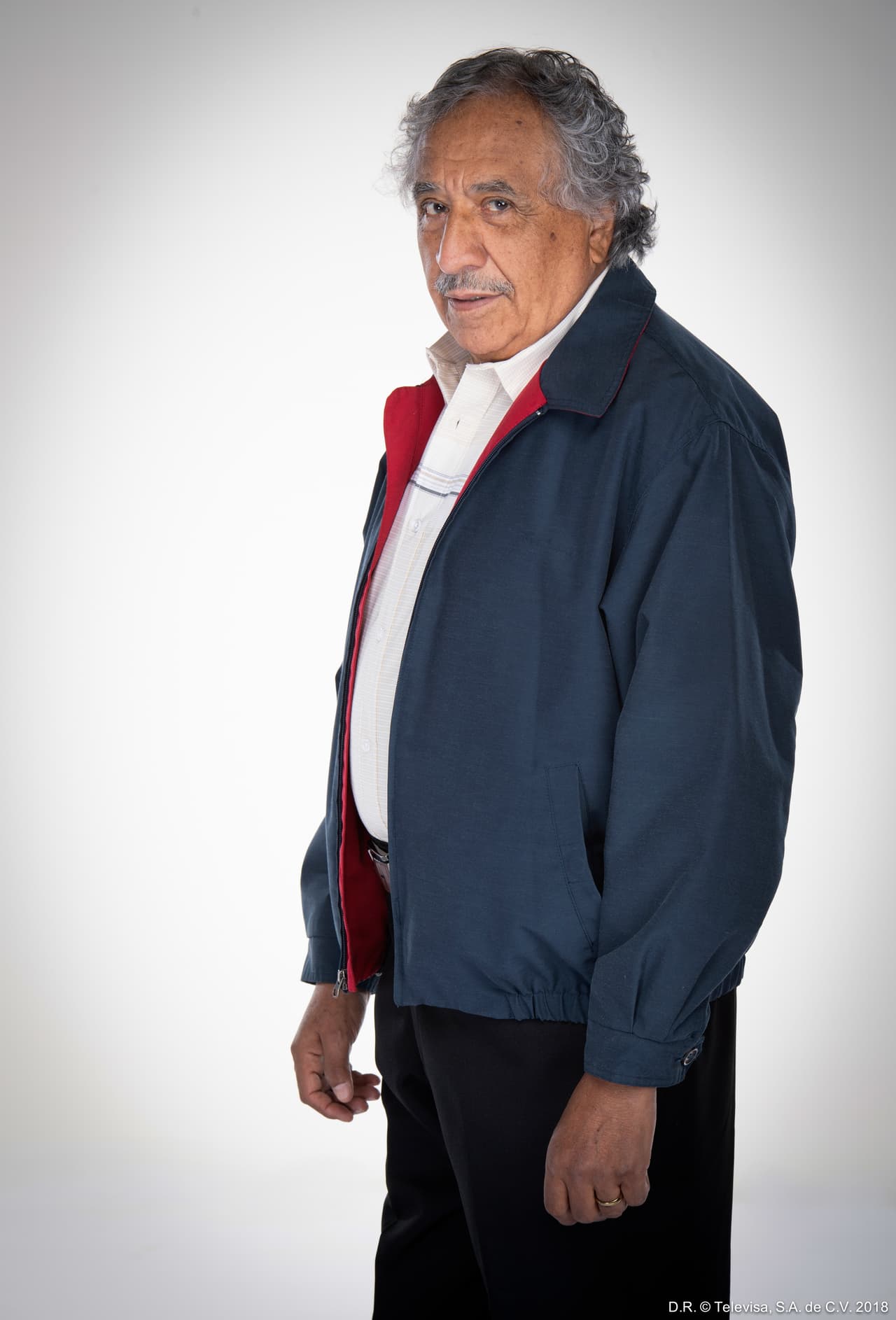 Rafael Inclán es Eugenio Córcega, un hombre responsable y serio. Es esposo de Blanca.